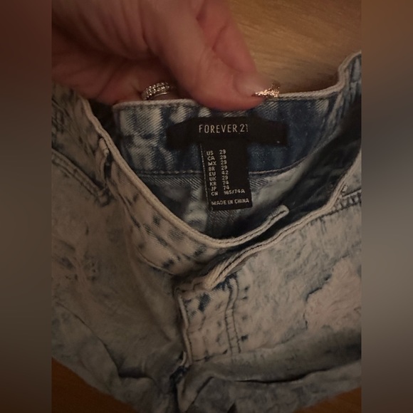 Forever 21 Cuffed Jean Shorts Size 29 Daisy Dukes/ Short Shorts Acid Wash - Picture 7 of 9